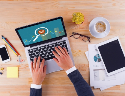 person laprop pe kam krta ha uske aas pasa saman pda hua ha jese ki pen paper pencel